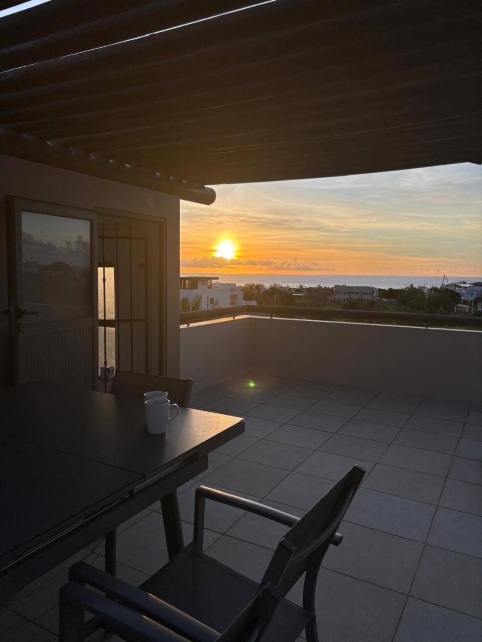 Stunning 3-Bedroom Apartment With Private Rooftop Terrace & Gorgeous Pool Flic-en-Flacq Екстериор снимка