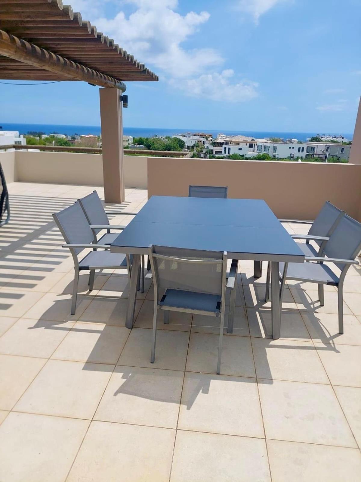 Stunning 3-Bedroom Apartment With Private Rooftop Terrace & Gorgeous Pool Flic-en-Flacq Екстериор снимка