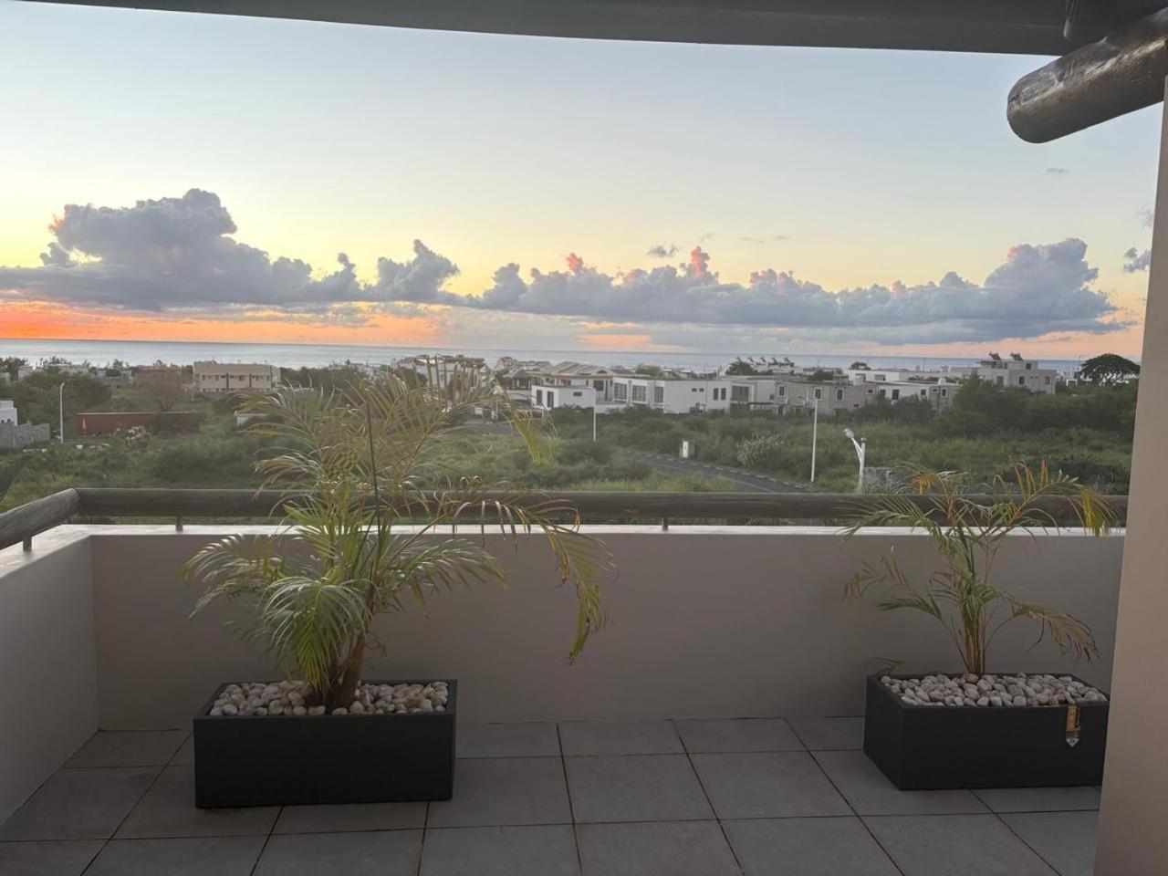 Stunning 3-Bedroom Apartment With Private Rooftop Terrace & Gorgeous Pool Flic-en-Flacq Екстериор снимка